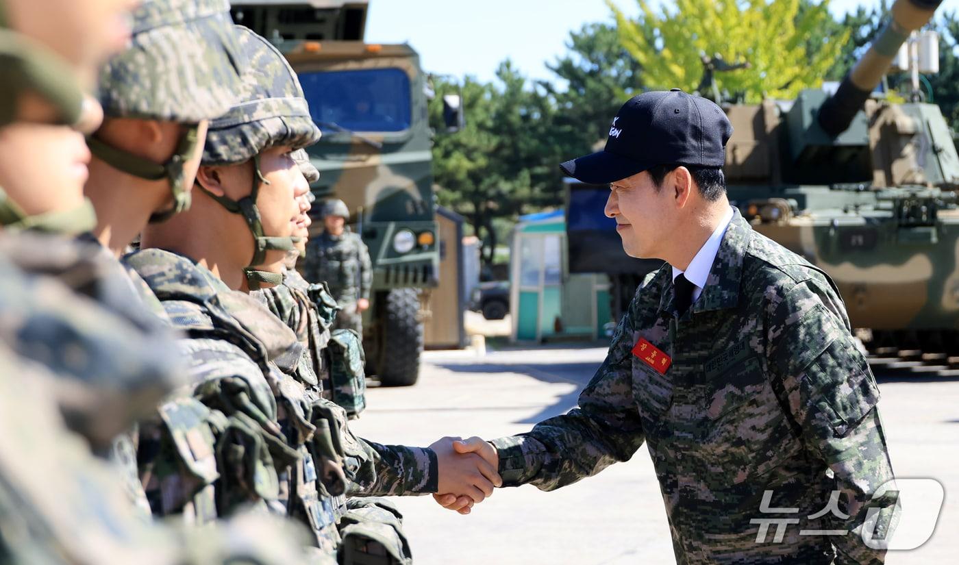 본문 이미지 - 장동혁 국민의힘 대표가 29일 인천 백령도 해병대 제 6여단을 방문해 장병들을 격려하고 있다. 2026.9.29 ⓒ 뉴스1 국회사진기자단