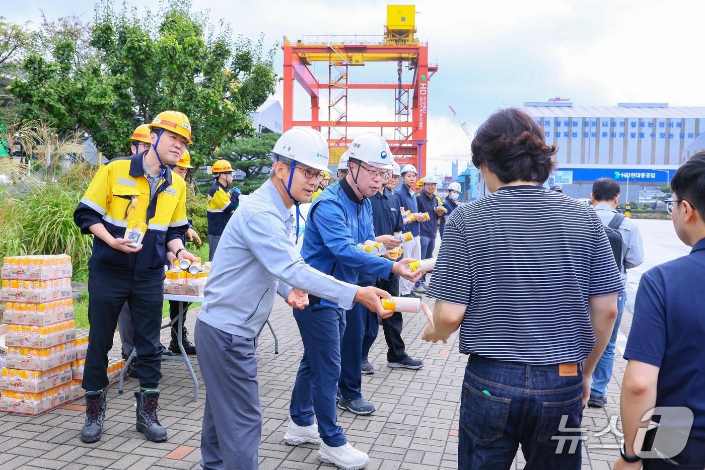 본문 이미지 - 29일 현대중공업 울산 본사에서 안전한 일터 조성 민관 합동 안전캠페인이 진행되고 있다. (HD현대중공업 제공. 재판매 및 DB 금지) /뉴스1