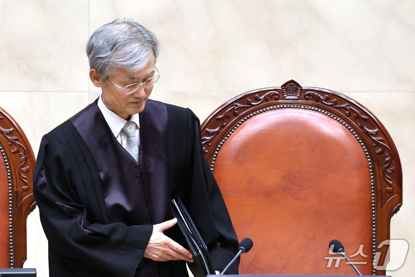 본문 이미지 - 조희대 대법원장이 29일 오후 서울 서초구 대법원에서 열린 전원합의체 선고를 위해 대법정으로 들어서고 있다. 2026.9.29 ⓒ 뉴스1 이광호 기자