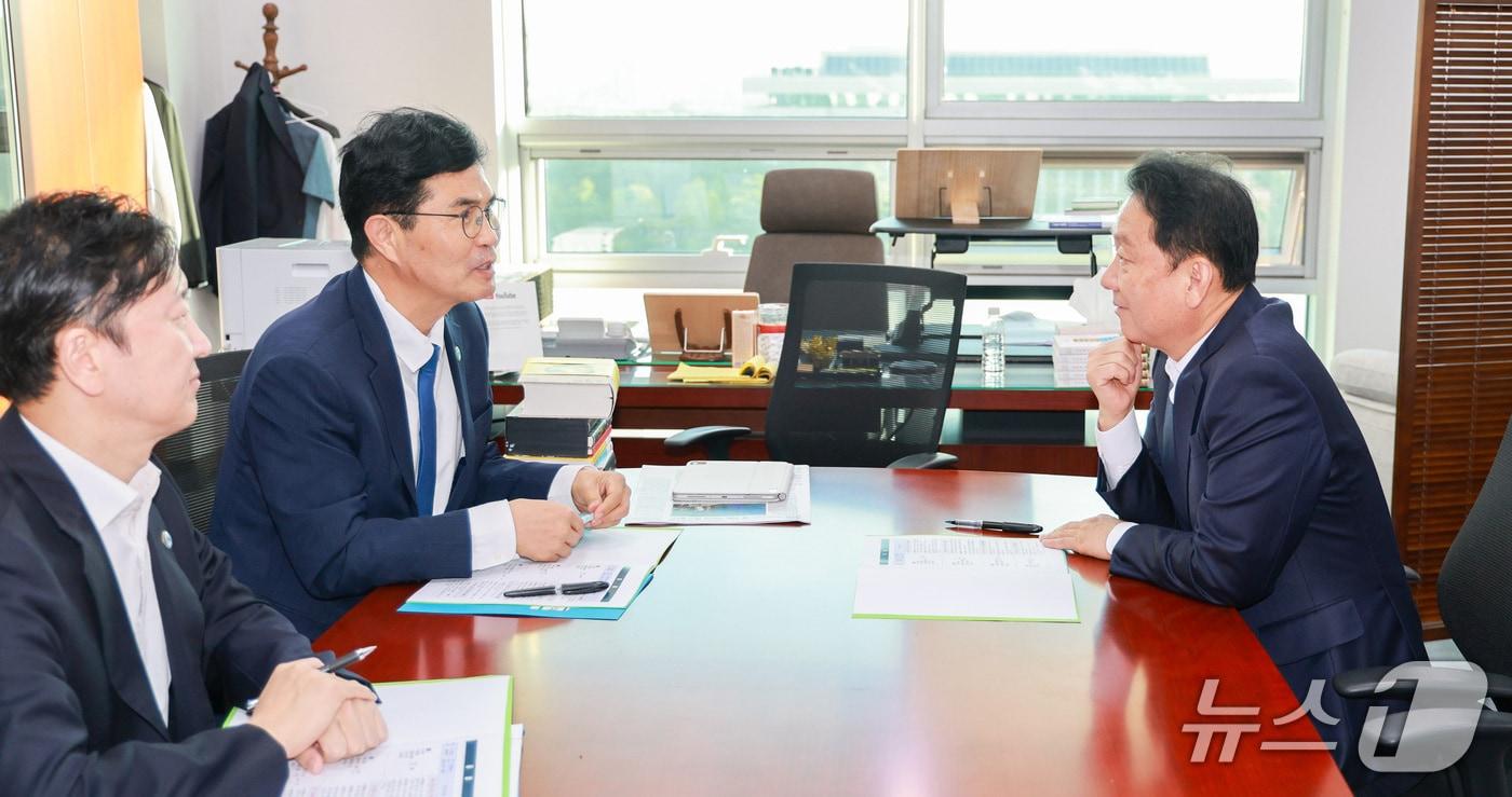 본문 이미지 -  29일 국회를 방문한 이원택 전북지사(왼쪽)가 이광재 예결위원장에게 K-로봇 피지컬 AI 실증·공유센터 구축사업 내년도 사업비 400억 원 예산 반영 등을 요청하고 있다.(전북도 제공. 재판매 및 DB 금지)/뉴스1 