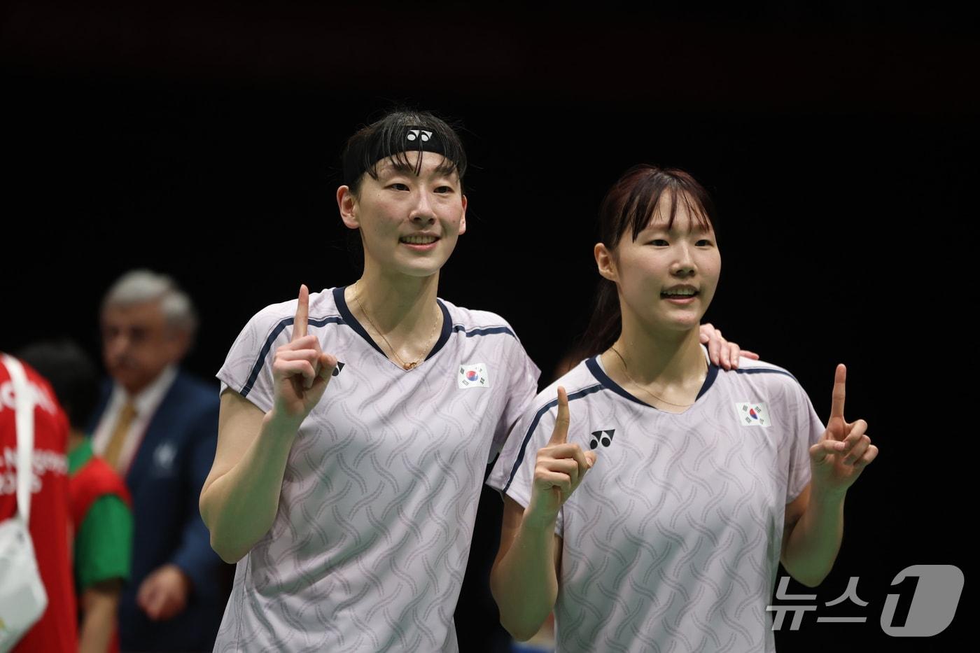 본문 이미지 - 대한민국 이소희, 백하나가 29일 일본 이치노미야 시립체육관에서 열린 2026 아이치·나고야 아시안게임 배드민턴 여자 복식 결승전에서 중국 탄닝, 류성수를 상대로 승리 후 세리머니를 하고 있다. 2026.9.29 ⓒ 뉴스1 김도우 기자
