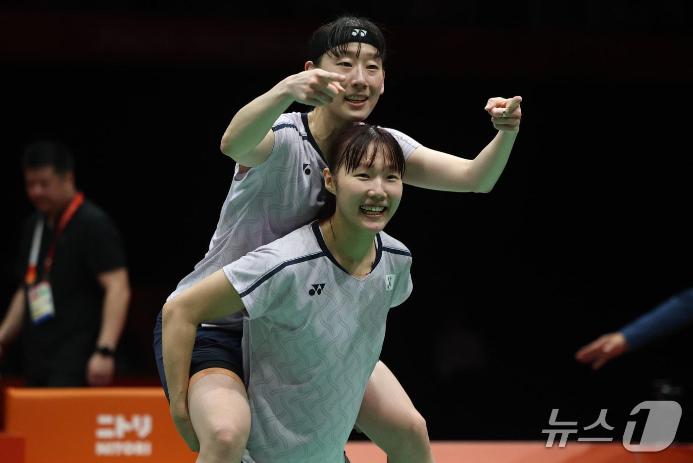 본문 이미지 - 대한민국 이소희, 백하나가 29일 일본 이치노미야 시립체육관에서 열린 2026 아이치·나고야 아시안게임 배드민턴 여자 복식 결승전에서 중국 탄닝, 류성수를 상대로 승리하고 세리머니를 하고 있다. 2026.9.29 ⓒ 뉴스1 김도우 기자
