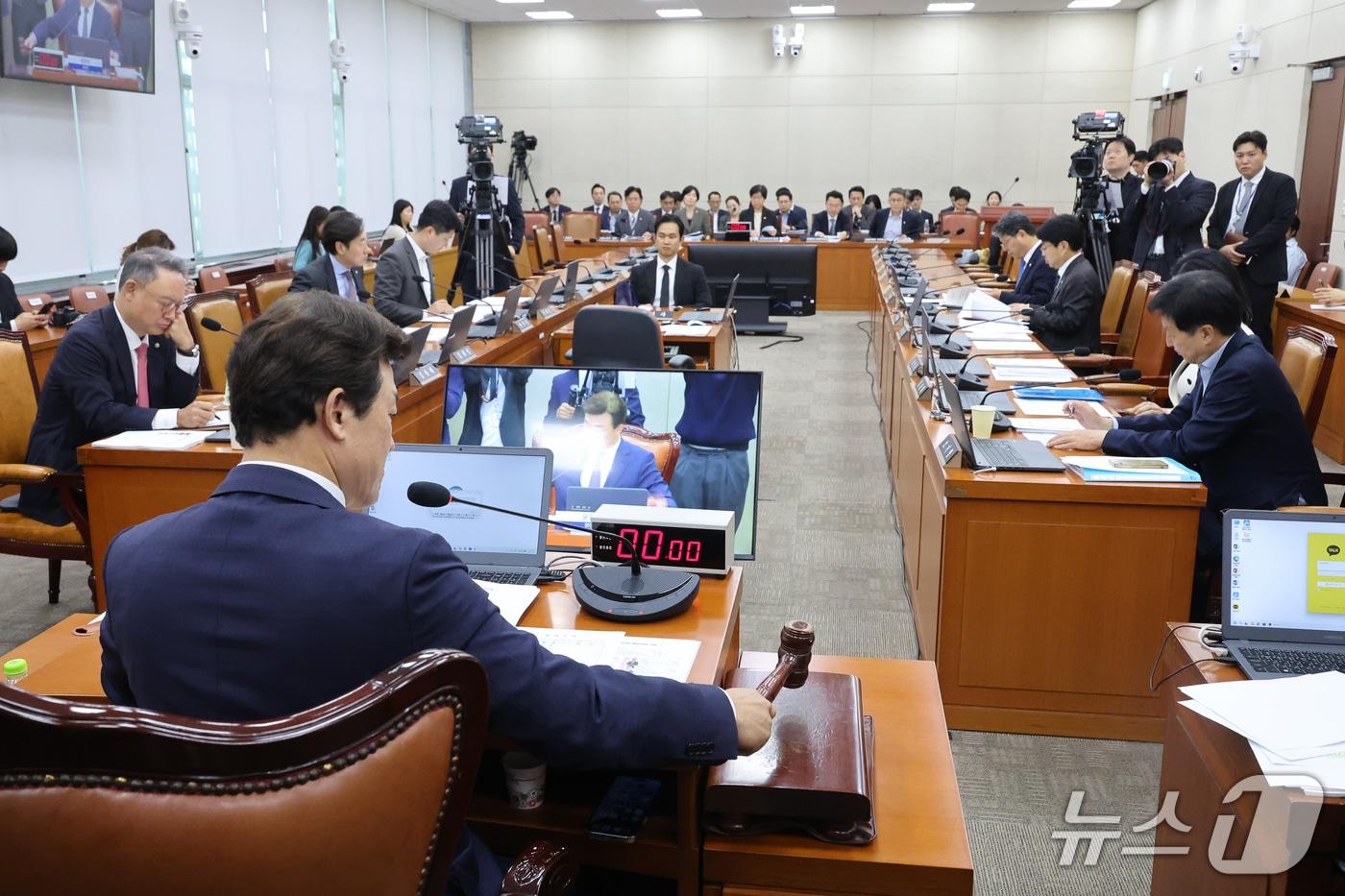 본문 이미지 - 윤영석 위원장이 29일 서울 여의도 국회에서 열린 연금개혁특별위원회 전체회의에서 의사봉을 두드리고 있다. 2026.9.29 ⓒ 뉴스1 신웅수 기자