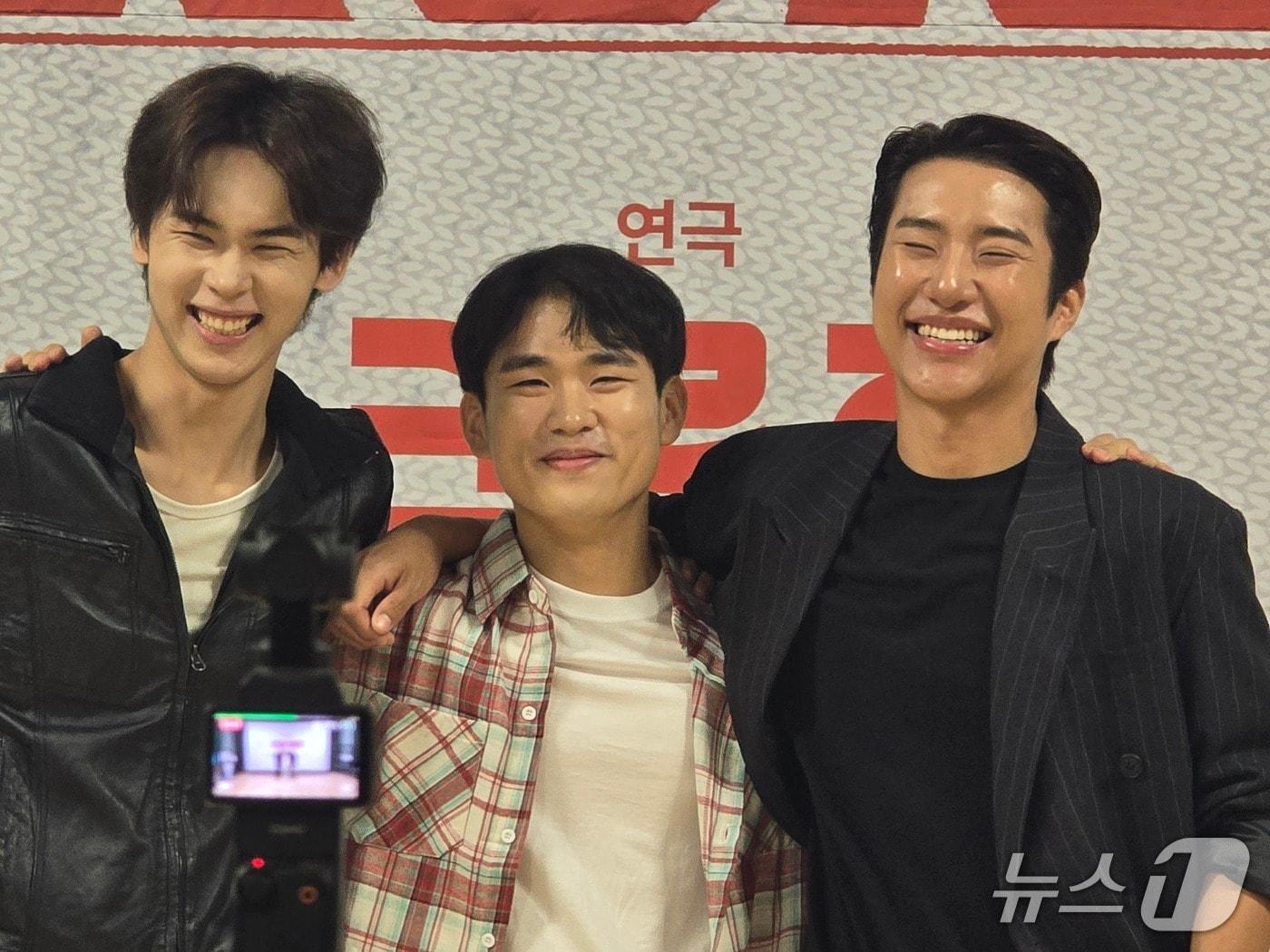 본문 이미지 - 29일 서울 혜화동 예술가의 집에서는 연극 '크루즈'의 제작발표회가 열렸다. 왼쪽부터 배우 한민우,이남기 연출, 배우 킹키 ⓒ 뉴스1 김정한 기자