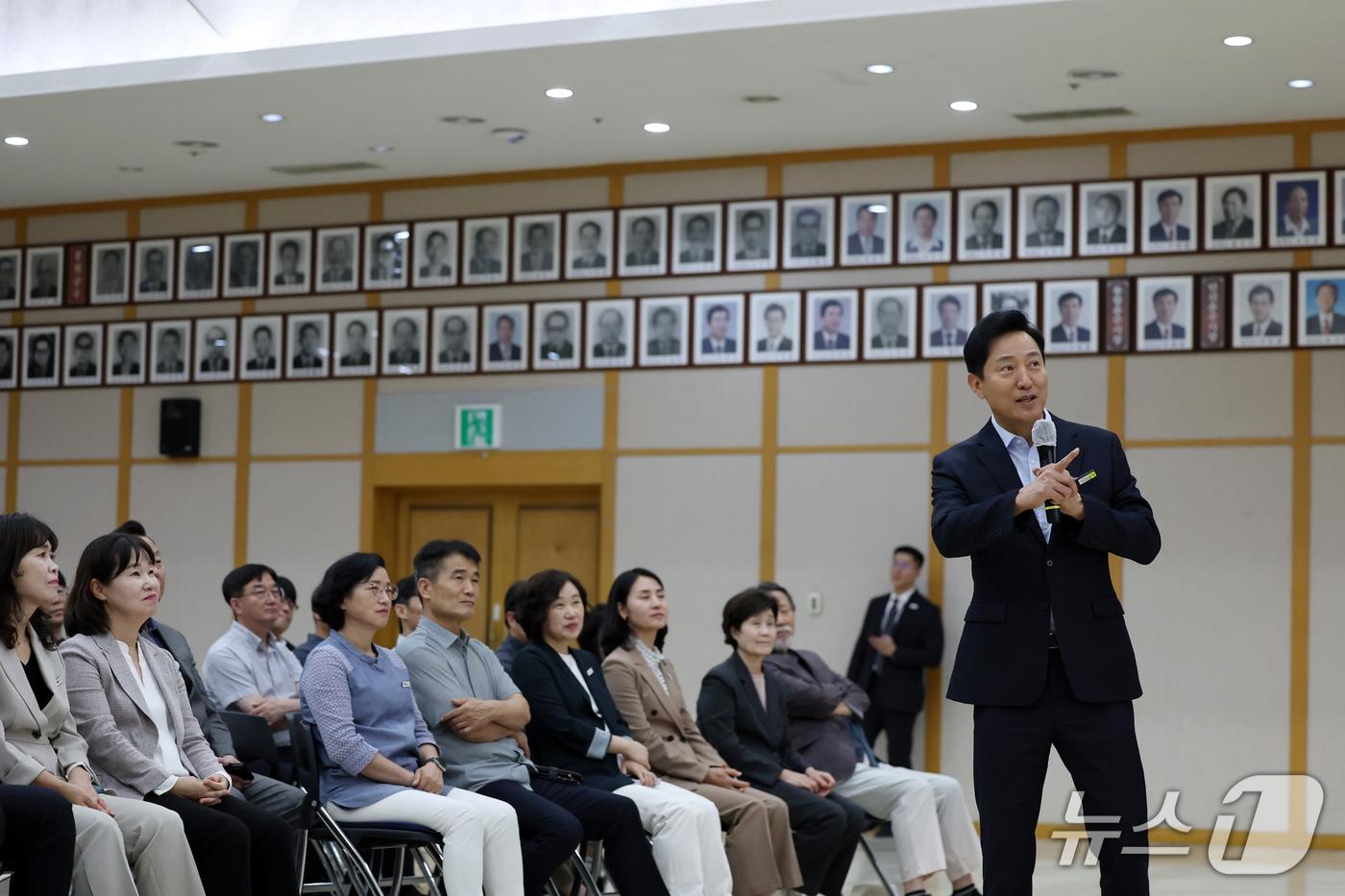 본문 이미지 - 오세훈 서울시장이 29일 충주시청에서 삶의질 특별시 서울을 주제로 강연을 하고 있다.