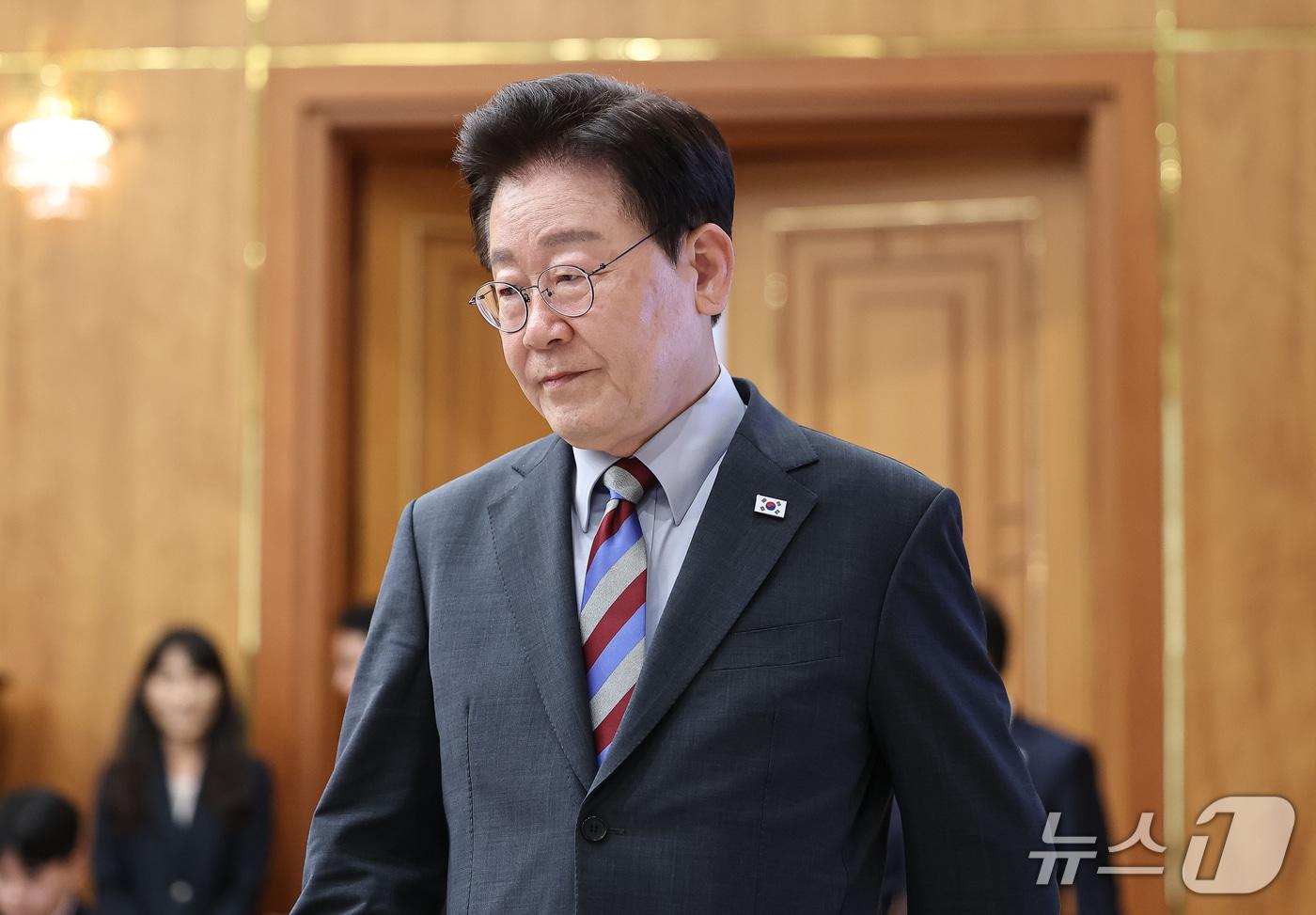 본문 이미지 - 이재명 대통령이 29일 청와대에서 열린 메가프로젝트 제3차 민관합동 점검회의에서 국민의례를 하고 있다. (청와대통신사진기자단) 2026.9.29 ⓒ 뉴스1 이재명 기자