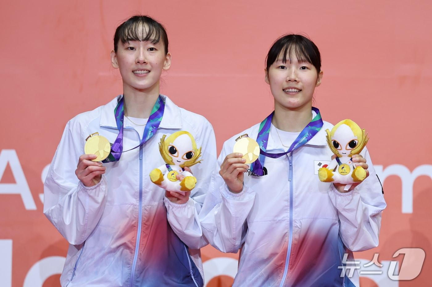 본문 이미지 - 대한민국 이소희, 백하나가 29일 일본 이치노미야 시립체육관에서 열린 2026 아이치·나고야 아시안게임 배드민턴 여자 복식 시상식에서 금메달을 들고 기념촬영을 하고 있다. 2026.9.29 ⓒ 뉴스1 김도우 기자