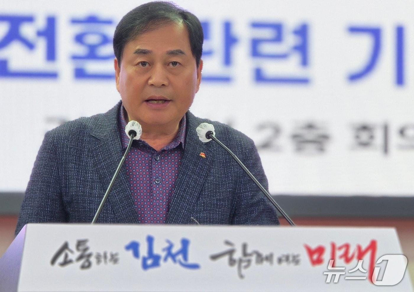 본문 이미지 - 배낙호 김천시장이 29일 시청에서 기자회견을 열고 김천상무프로축구단의 시민프로축구단 전환 포기를 발표하고 있다. 2026.9.29 ⓒ 뉴스1 정우용 기자