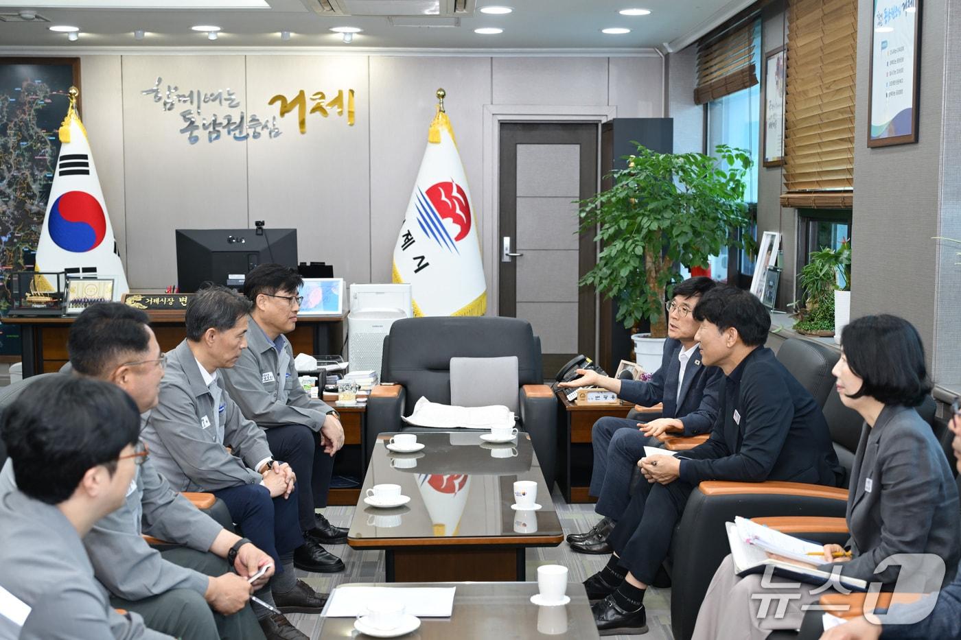 본문 이미지 - 변광용 거제시장과 삼성중공업 관계자들이 29일 시장실에서 지역인재 채용 확대 및 조선산업의 지속 가능한 발전을 위한 상생협력 방안을 위한 간담회를 갖고 있다.(거제시 제공. 재판매 및 DB금지)