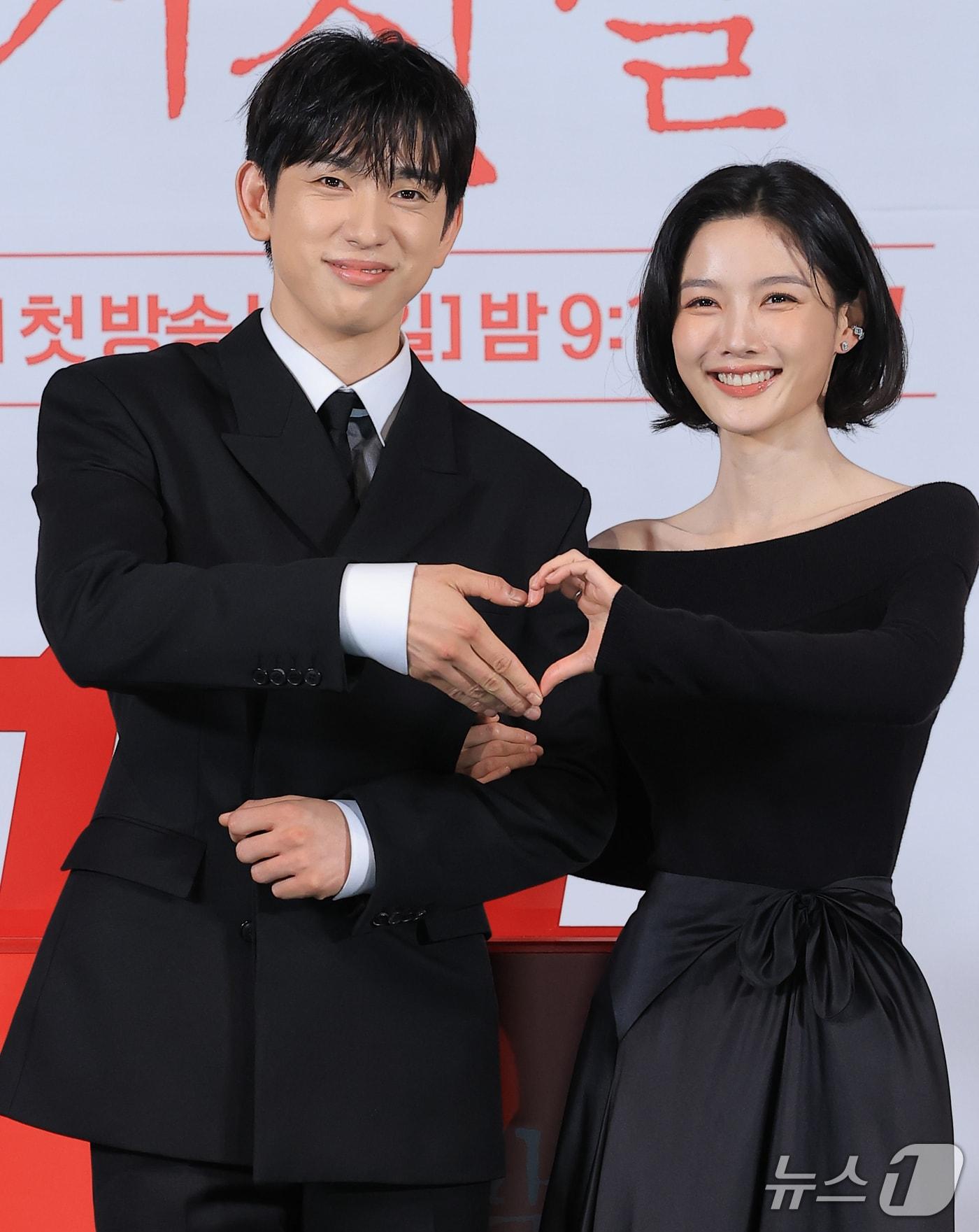 본문 이미지 - 배우 박진영과 김유정(오른쪽)이 29일 서울 용산구 CGV 용산아이파크몰에서 열린 tvN 20주년 특별기획 새 토일드라마 '100일의 거짓말' 제작발표회에서 포즈를 취하고 있다. '100일의 거짓말'은 밀정이 된 경성 최고의 소매치기와 조선총독부의 엘리트 통역관이 적의 심장부에서 마주하며 벌어지는 100일간의 첩보 로맨스다. 2026.9.29 ⓒ 뉴스1 권현진 기자