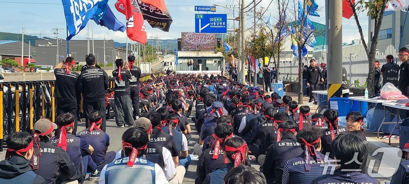 본문 이미지 - LS전선 노동조합은 29일 구미 공장에서 사측의 노조탄압 중단과 성실 교섭을 촉구하는 파업 집회를 벌이고 있다.(독자 제공). 2026.9.29/뉴스1