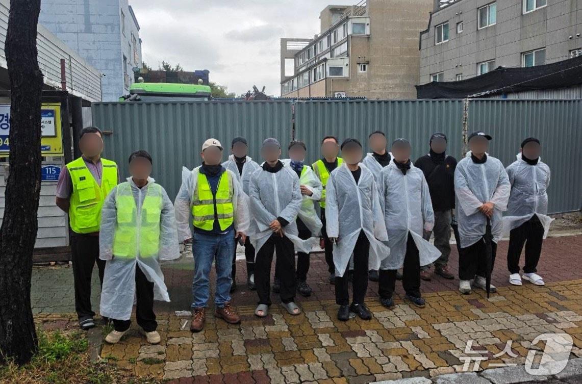 본문 이미지 - 29일 울산 동구의 한 폐기물 수집·운반 대행업체 입구에서 노동조합 조합원들이 업무 복귀를 촉구하고 있다.(민주노총 전국민주연합노동조합 제공. 재판매 및 DB 금지)/뉴스1
