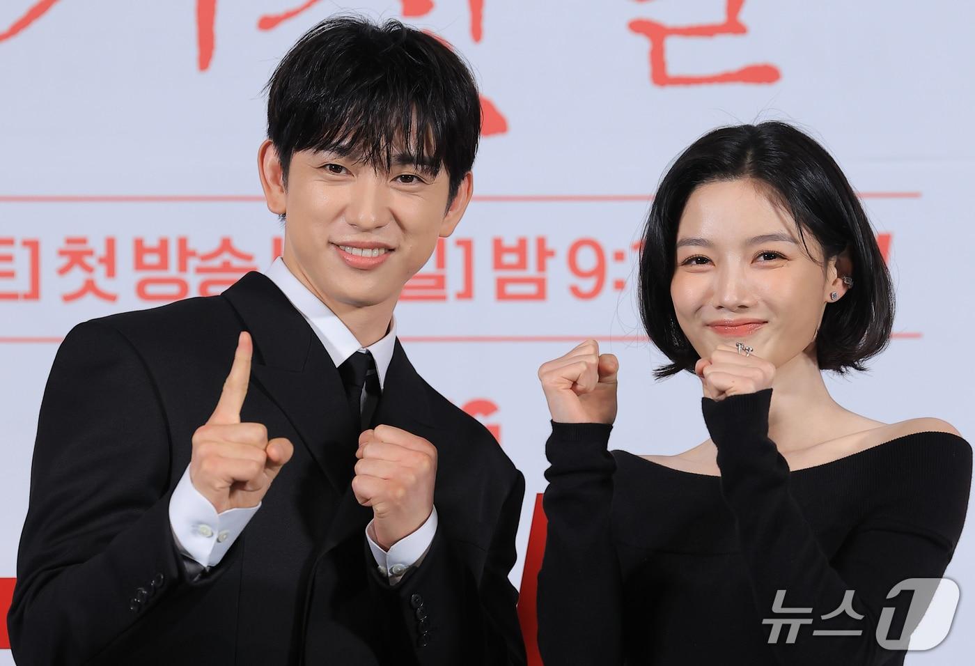 본문 이미지 - 배우 박진영과 김유정(오른쪽)이 29일 서울 용산구 CGV 용산아이파크몰에서 열린 tvN 20주년 특별기획 새 토일드라마 '100일의 거짓말' 제작발표회에서 포즈를 취하고 있다. '100일의 거짓말'은 밀정이 된 경성 최고의 소매치기와 조선총독부의 엘리트 통역관이 적의 심장부에서 마주하며 벌어지는 100일간의 첩보 로맨스다. 2026.9.29 ⓒ 뉴스1 권현진 기자