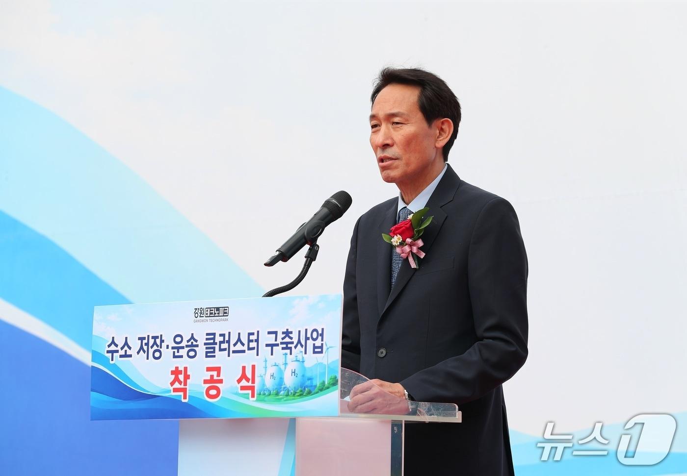 본문 이미지 - 29일 강원 동해시 북평 제2일반산업단지에서 열린 '수소 저장·운송 클러스터 구축사업' 착공식에서 우상호 강원도지사가 인사말을 하고 있다.(강원도 제공. 재판매 및 DB 금지) 2026.9.29/뉴스1
