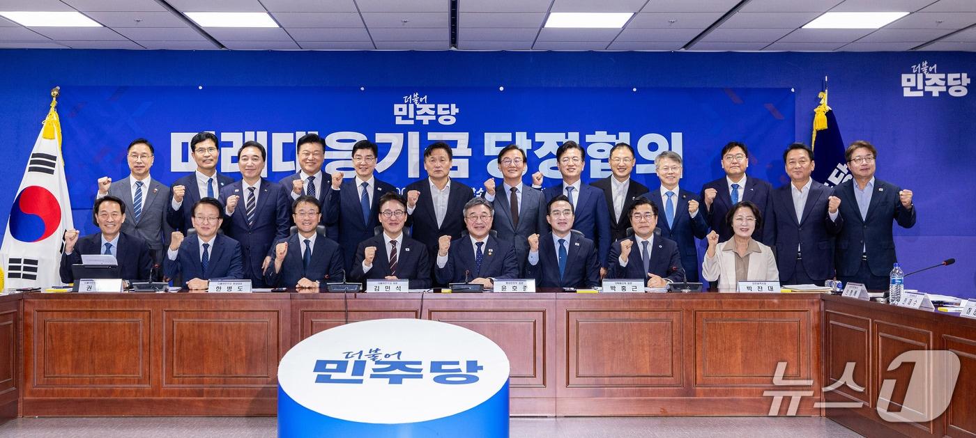본문 이미지 - 민형배 전남광주통합특별시장이 29일 오전 서울 국회 의원회관에서 열린 미래대응기금 당정협의 회의에서 김민석 더불어민주당 대표, 윤호중 행정안전부 장관, 시도지사 등 참석자들과 기념촬영을 하고 있다.(전남광주통합특별시 제공. 재판매 및 DB 금지.) 2026.9.29 2026.9.29 ⓒ 뉴스1 