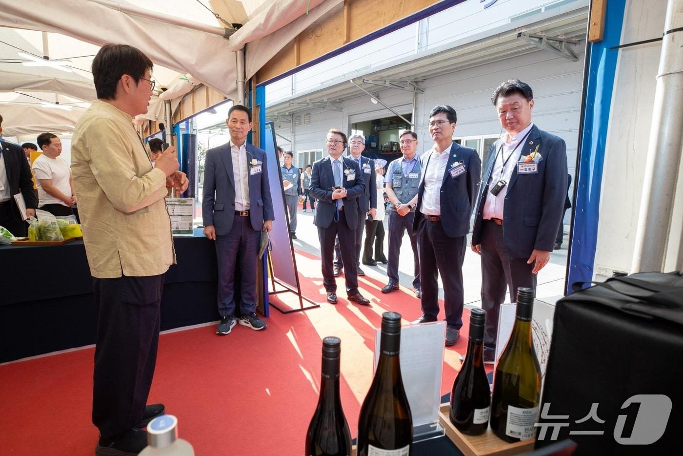 본문 이미지 - 29일 오후 전북 익산시 인화동 소재 효진산업에서 최정호 시장과 이원택 전북도지사를 비롯한 도의원, 삼성전자 관계자 등 200여 명이 참석한 가운데 '전북형 스마트 제조혁신 프로젝트 성과보고회'가 개최됐다.(익산시 제공. 재판매 및 DB 금지)