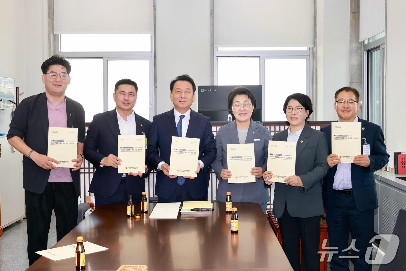 본문 이미지 - 국회 방문해 이광재 국회 예결위원장과 권향엽 국회의원 만난 전남광주특별시의회 기획재정위원회.(시의회 제공. 재배포 및 DB 금지)