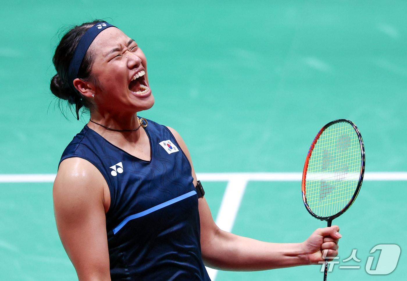 본문 이미지 - 대한민국 안세영이 29일 일본 이치노미야 시립체육관에서 열린 2026 아이치·나고야 아시안게임 배드민턴 여자 단식 결승전에서 일본의 야마구치 아카네를 꺾고 금메달을 확정 짓자 포효하고 있다. 2026.9.29 ⓒ 뉴스1 안은나 기자