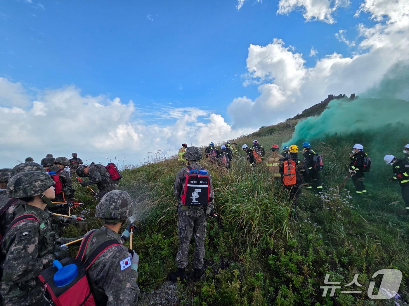 본문 이미지 - 국립공원공단 서부지역본부는 29일 무등산국립공원 원효사지구 일원에서 산불 대응 훈련을 실시했다.(국립공원공단 제공, 재배포 및 DB 금지)2026.9.29 ⓒ 뉴스1