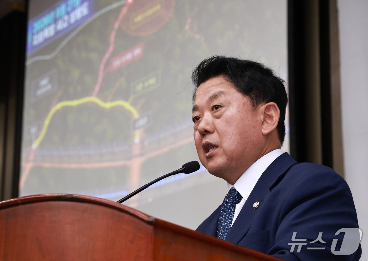 본문 이미지 - 국회 국방위원회 여당 간사인 김병주 더불어민주당 의원이 29일 서울 여의도 국회에서 열린 의원총회에서 서부전선 지뢰 추정 폭발사고 관련 상황 설명을 하고 있다. 2026.9.29 ⓒ 뉴스1 구윤성 기자