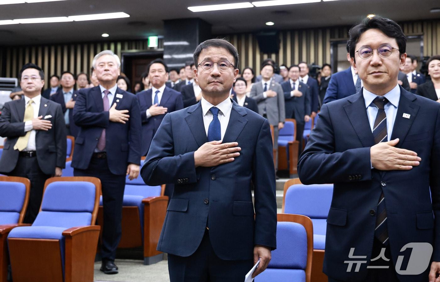 본문 이미지 - 한병도 더불어민주당 원내대표가 지난 29일 서울 여의도 국회에서 열린 의원총회에서 국기에 대한 경례를 하고 있다. 2026.9.29 ⓒ 뉴스1 구윤성 기자