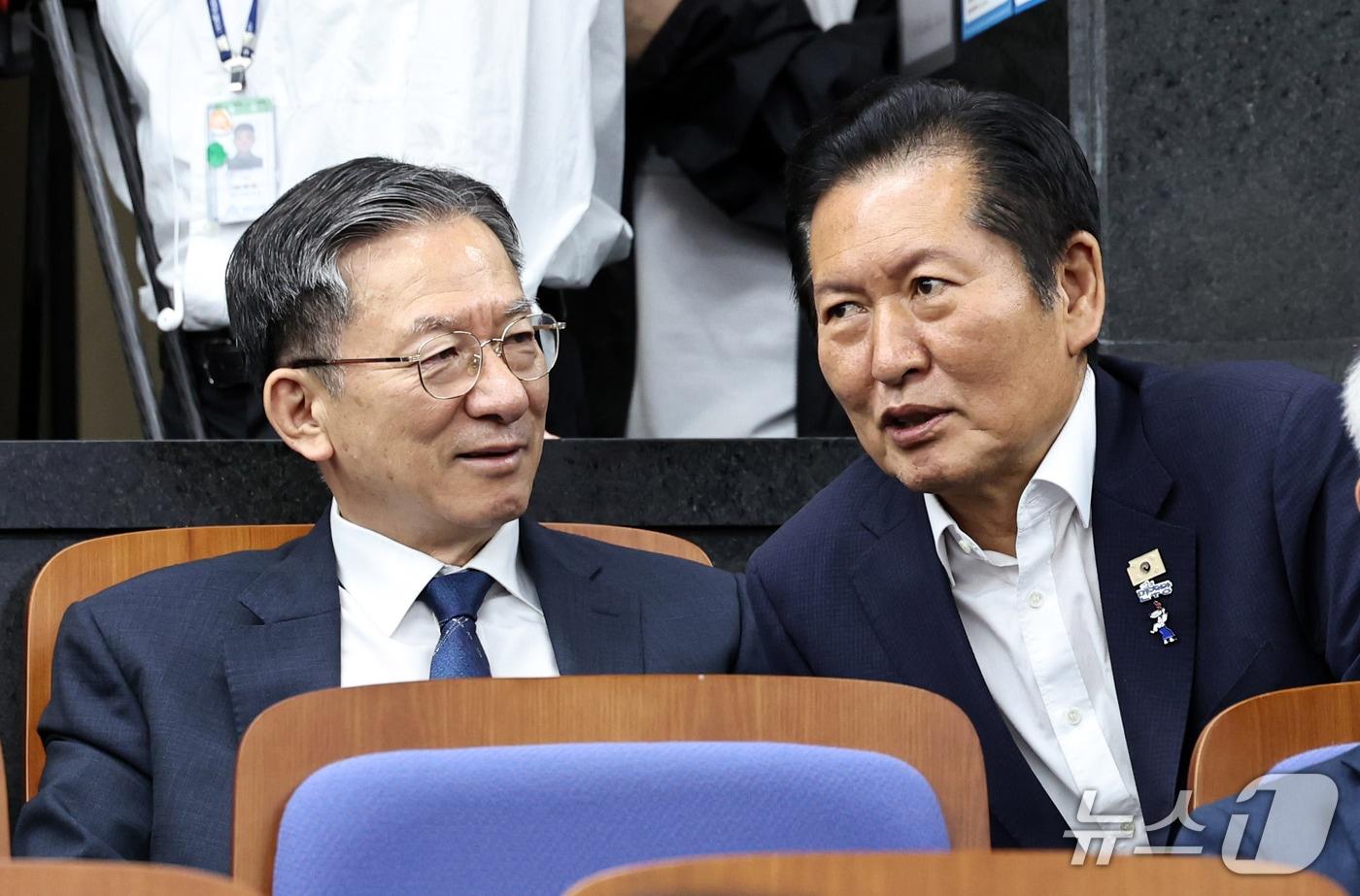 본문 이미지 - 더불어민주당 정성호, 정청래 의원이 29일 서울 여의도 국회에서 열린 의원총회에 참석해 대화하고 있다. 2026.9.29 ⓒ 뉴스1 구윤성 기자