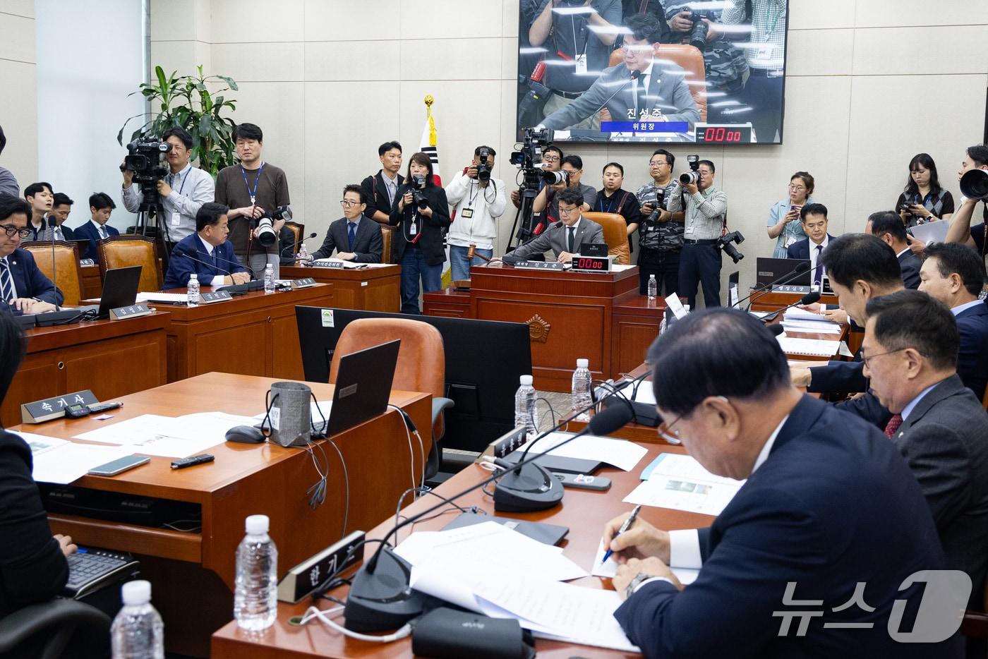 본문 이미지 - 국회 국방위원회 서부전선 DMZ 지뢰 폭발 관련 긴급 현안질의 모습. 2026.9.29 ⓒ 뉴스1 유승관 기자