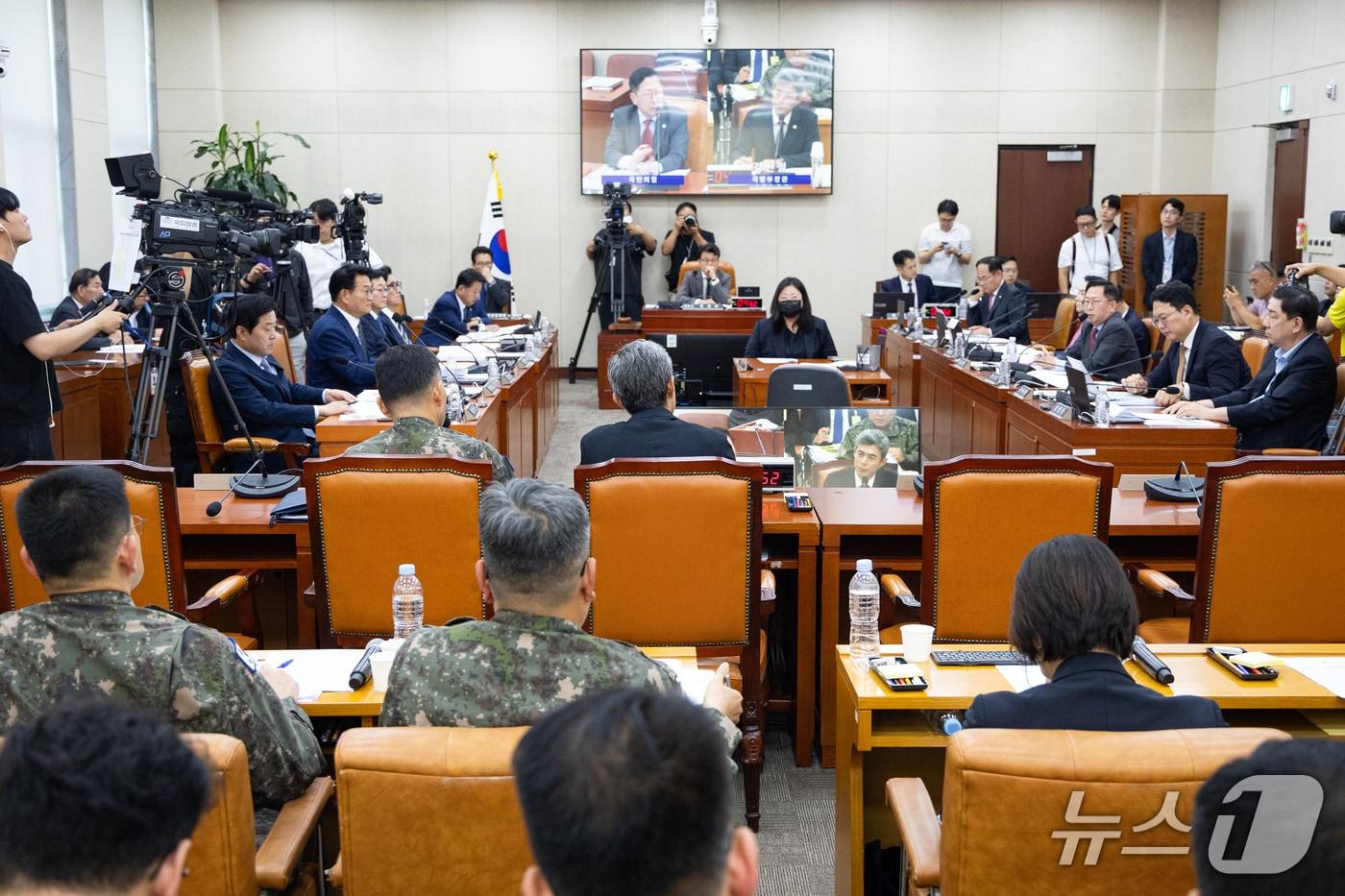 본문 이미지 - 강신철 국방부 장관이 29일 서울 여의도 국회에서 열린 제439회 국회(정기회) 국방위원회 제4차 전체회의에 출석해 비무장지대(DMZ) 지뢰 추정 폭발 사고 관련 현안보고 후 의원 질의에 답하고 있다. 2026.9.29 ⓒ 뉴스1 유승관 기자