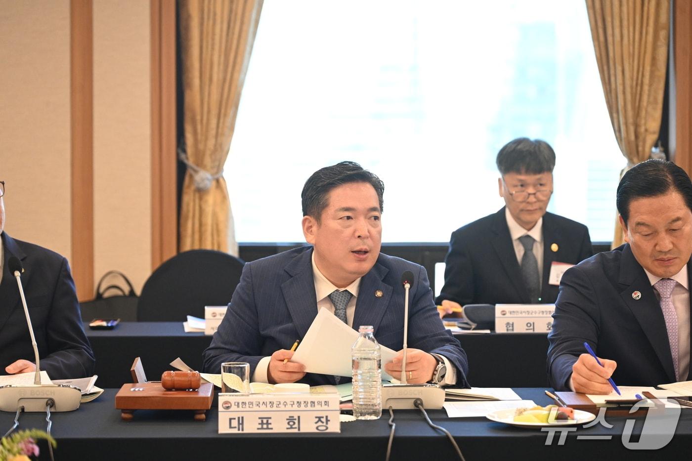 본문 이미지 - 29일 김병내 전남광주 남구청장이 대한민국 시장·군수·구청장협의회 대표회장을 선출 후 당선 소감을 말하고 있다.(대한민국 시장·군수·구청장협의회 제공. 재판매 및 DB 금지)