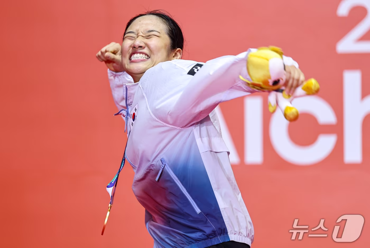 본문 이미지 - 대한민국 안세영이 지난 9월 29일 일본 이치노미야 시립체육관에서 열린 2026 아이치·나고야 아시안게임 배드민턴 여자 단식 시상식에서 금메달을 들고 포즈를 취하고 있다. 안세영은 결승에서 일본의 야마구치 아카네를 꺾고 2연패를 달성했다. 2026.9.29 ⓒ 뉴스1 김도우 기자