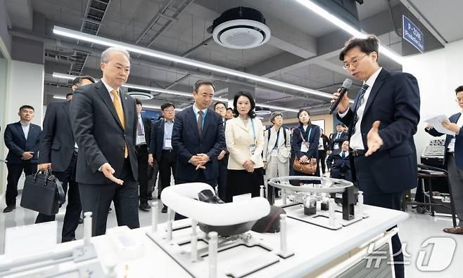 본문 이미지 - 대통령직속 국가인공지능전략위원회가 지난 4월 15일 '전북대 피지컬 AI 제조 기술실증랩'을 방문했다.(전북대 제공, 재판매 및 DB 금지)/뉴스1