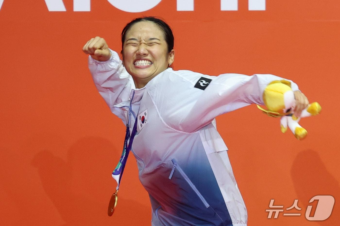 본문 이미지 - 대한민국 안세영이 29일 일본 이치노미야 시립체육관에서 열린 2026 아이치·나고야 아시안게임 배드민턴 여자 단식 시상식에서 금메달을 수상한 뒤 기뻐하고 있다. 2026.9.29 ⓒ 뉴스1 안은나 기자