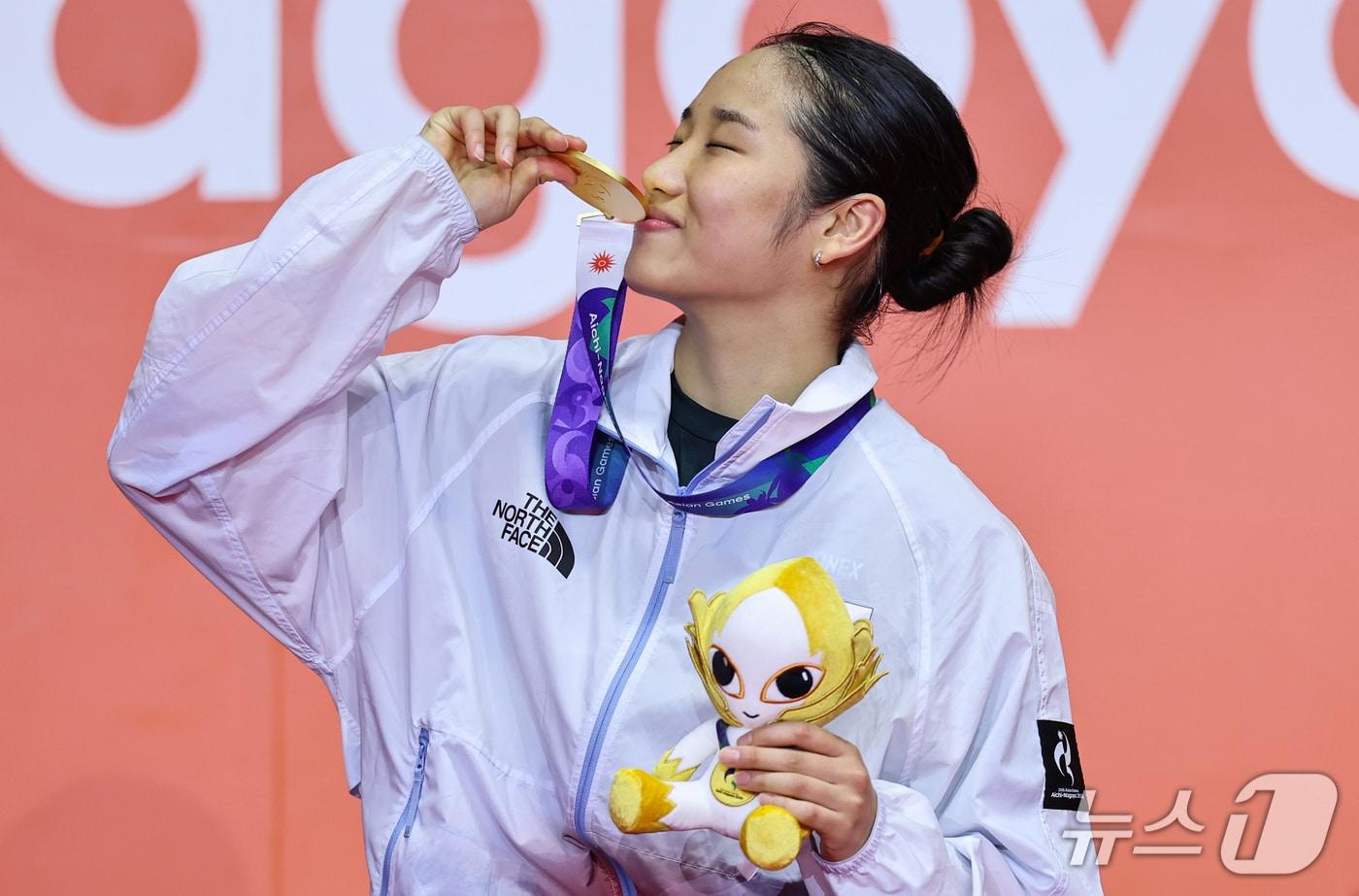 본문 이미지 - 대한민국 안세영이 29일 일본 이치노미야 시립체육관에서 열린 2026 아이치·나고야 아시안게임 배드민턴 여자 단식 시상식에서 금메달을 목에 걸고 기뻐하고 있다. 안세영은 결승에서 일본의 야마구치 아카네를 꺾고 2연패를 달성했다. 2026.9.29 ⓒ 뉴스1 김도우 기자