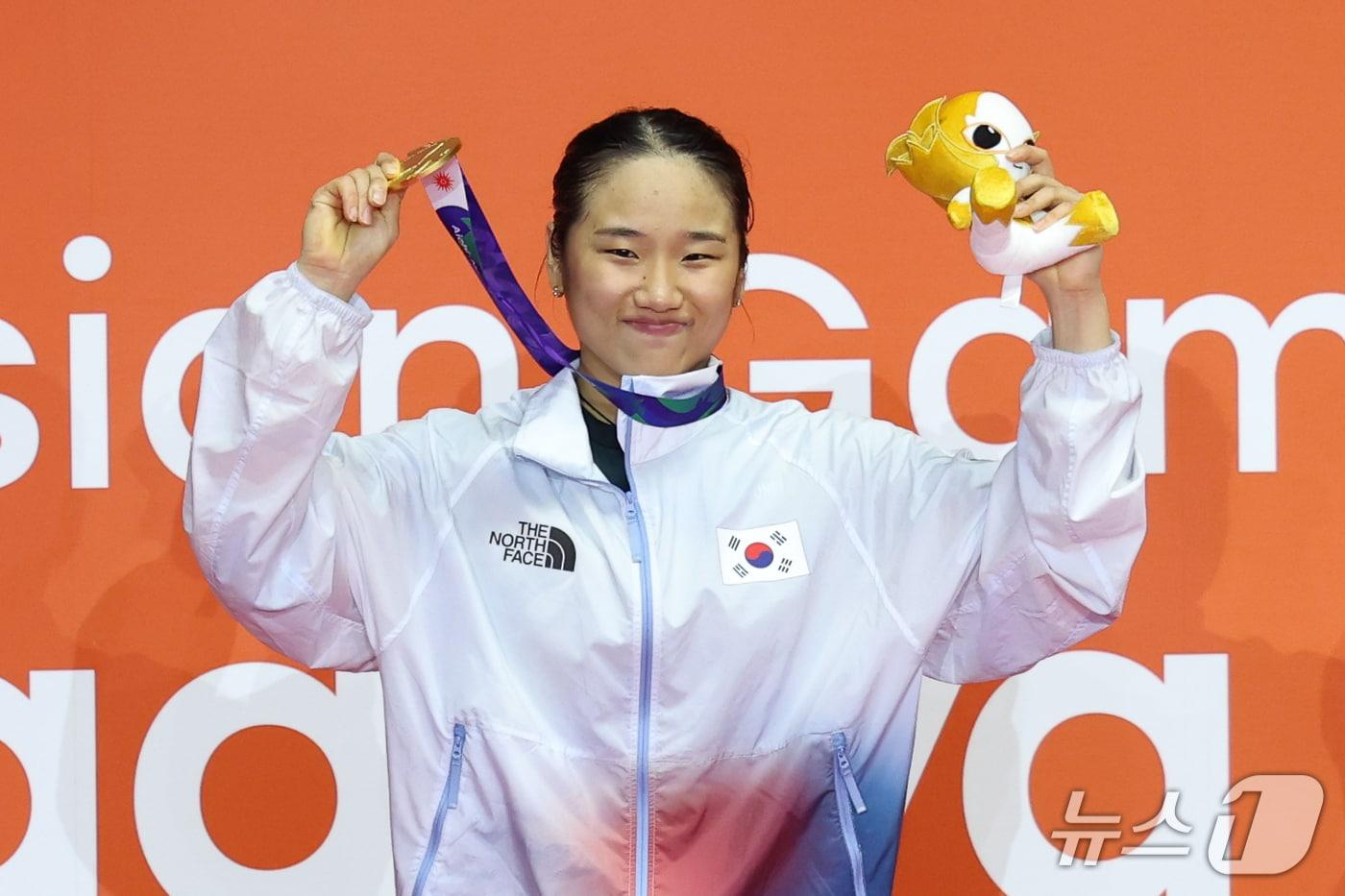 본문 이미지 - 대한민국 안세영이 29일 일본 이치노미야 시립체육관에서 열린 2026 아이치·나고야 아시안게임 배드민턴 여자 단식 시상식에서 금메달을 들어 보이고 있다. 2026.9.29 ⓒ 뉴스1 안은나 기자