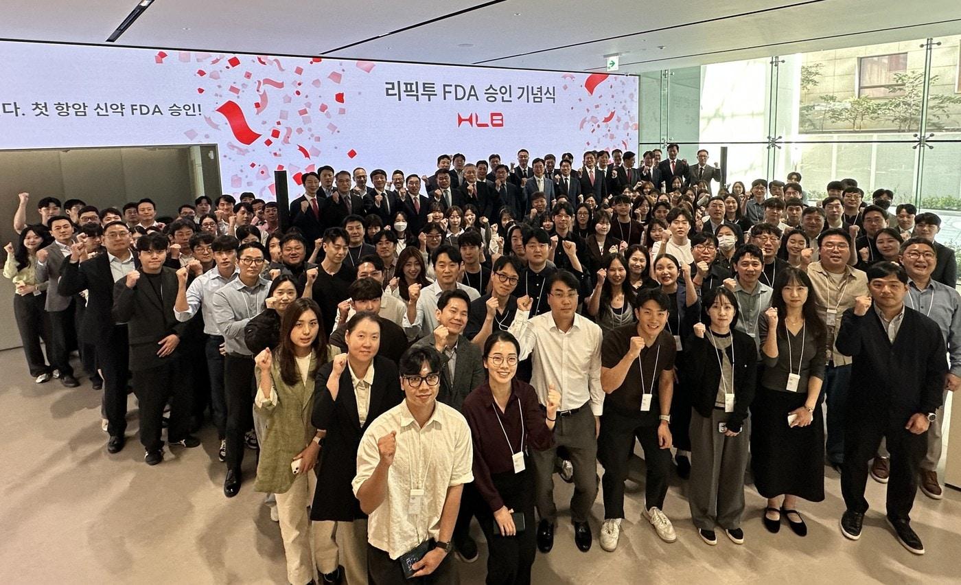 본문 이미지 - 29일 서울 강남구 HLB 학동 사옥에서 열린 '리픽투 FDA 승인 기념식'에서 진양곤 HLB그룹 의장과 임직원들이 기념촬영을 하고 있다. (HLB그룹 제공)