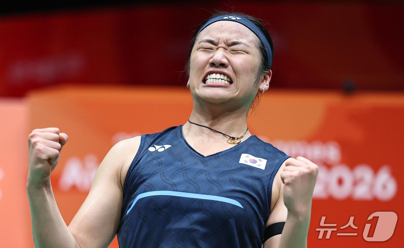 본문 이미지 - 대한민국 안세영이 29일 일본 이치노미야 시립체육관에서 열린 2026 아이치·나고야 아시안게임 배드민턴 여자 단식 결승전에서 일본의 야마구치 아카네를 꺾고 기뻐하고 있다. 2026.9.29 ⓒ 뉴스1 김도우 기자