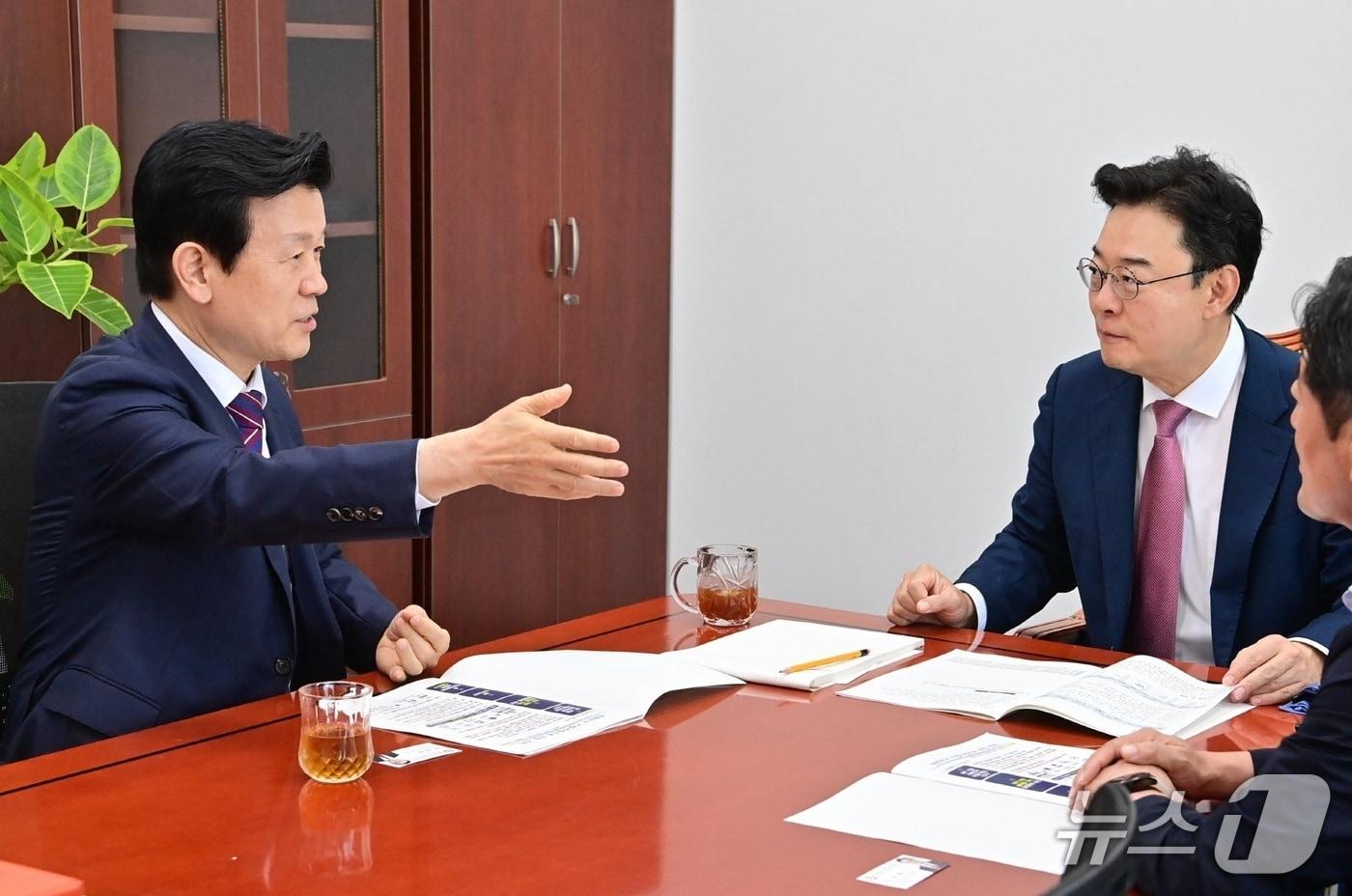 본문 이미지 - 조규일 진주시장(왼쪽)이 29일 국회에서 김성원 산업통상자원중소벤처기업위원회 위원장을 만나 기업가정신관 건립에 대해 설명하고 있다(진주시 제공. 재판매 및 DB 금지).