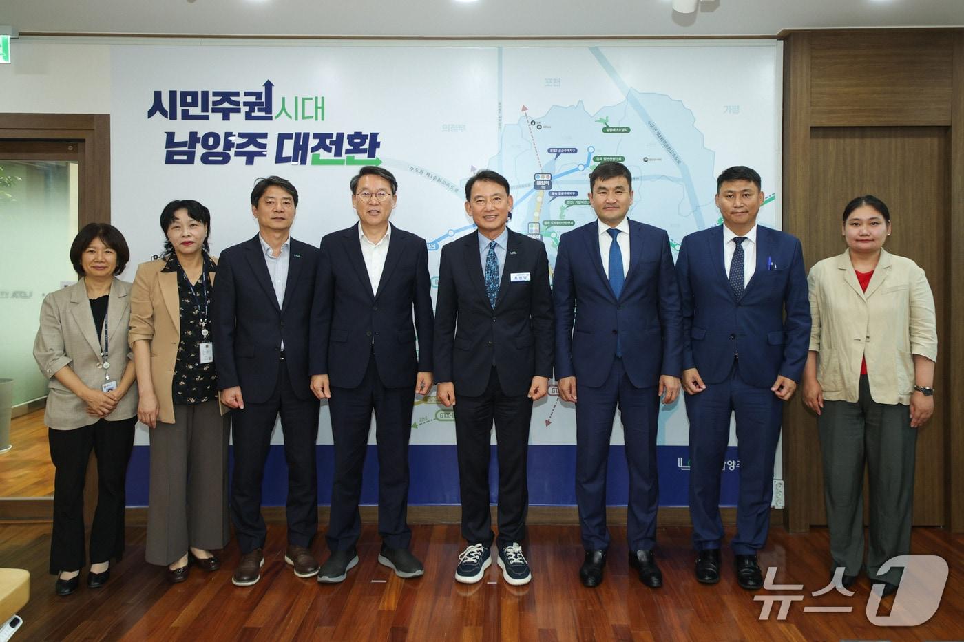 본문 이미지 - 최현덕 남양주시장이 집무실에서 주한몽골대사와 만나 문화·청소년 분야 교류 확대, 몽골문화촌 활용 방안 등을 논의했다. (남양주시 제공. 재판매 및 DB 금지)