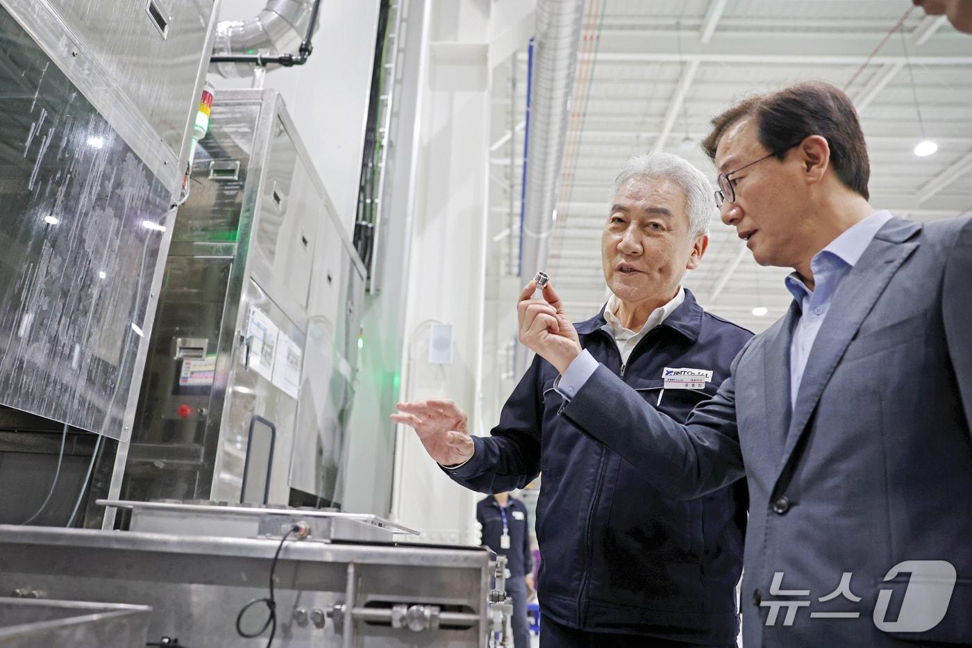 본문 이미지 - 전재수 부산시장이 비엠티를 방문해 현장을 살펴보고 있다.(부산시 제공. 재판매 및 DB금지)