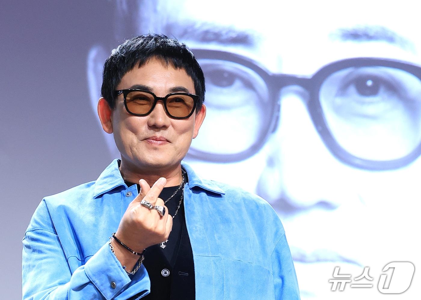 본문 이미지 - 가수 이승철이 29일 서울 용산구 현대카드 UNDERSTAGE에서 열린 ‘데뷔 40주년 기념 앨범 ’우리만의 이야기‘ 음감회에서 포즈를 취하고 있다. 2026.9.29 ⓒ 뉴스1 권현진 기자