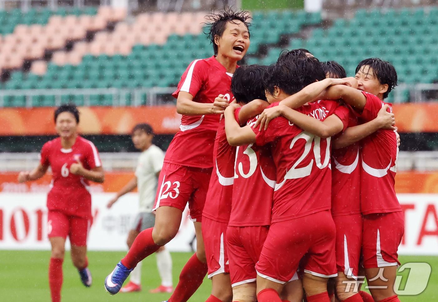 본문 이미지 - 29일 오후 일본 시즈오카 스타디움 에코파에서 열린 2026 아이치·나고야 아시안게임 여자축구 4강전 북한과 중국의 경기에서 북한 선수들이 중국 야오 웨이의 자책골에 기뻐하고 있다. 2026.9.29 ⓒ 뉴스1 김민지 기자