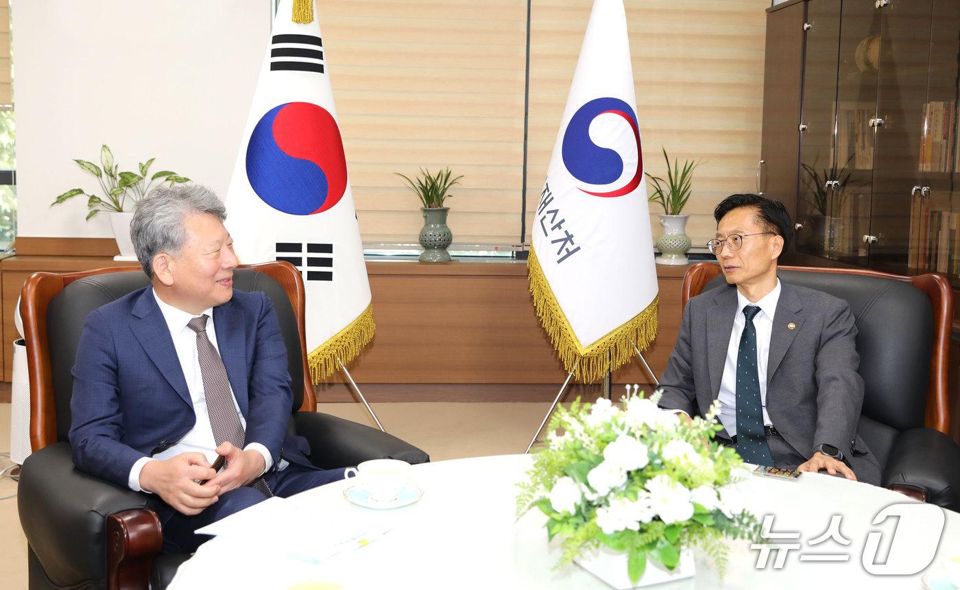본문 이미지 - 김용선 지식재산처장(오른쪽)이 양길수 한국감정평가사협회장과 의견을 나누고 있다. (지식재산처 제공. 재판매 및 DB금지) /뉴스1