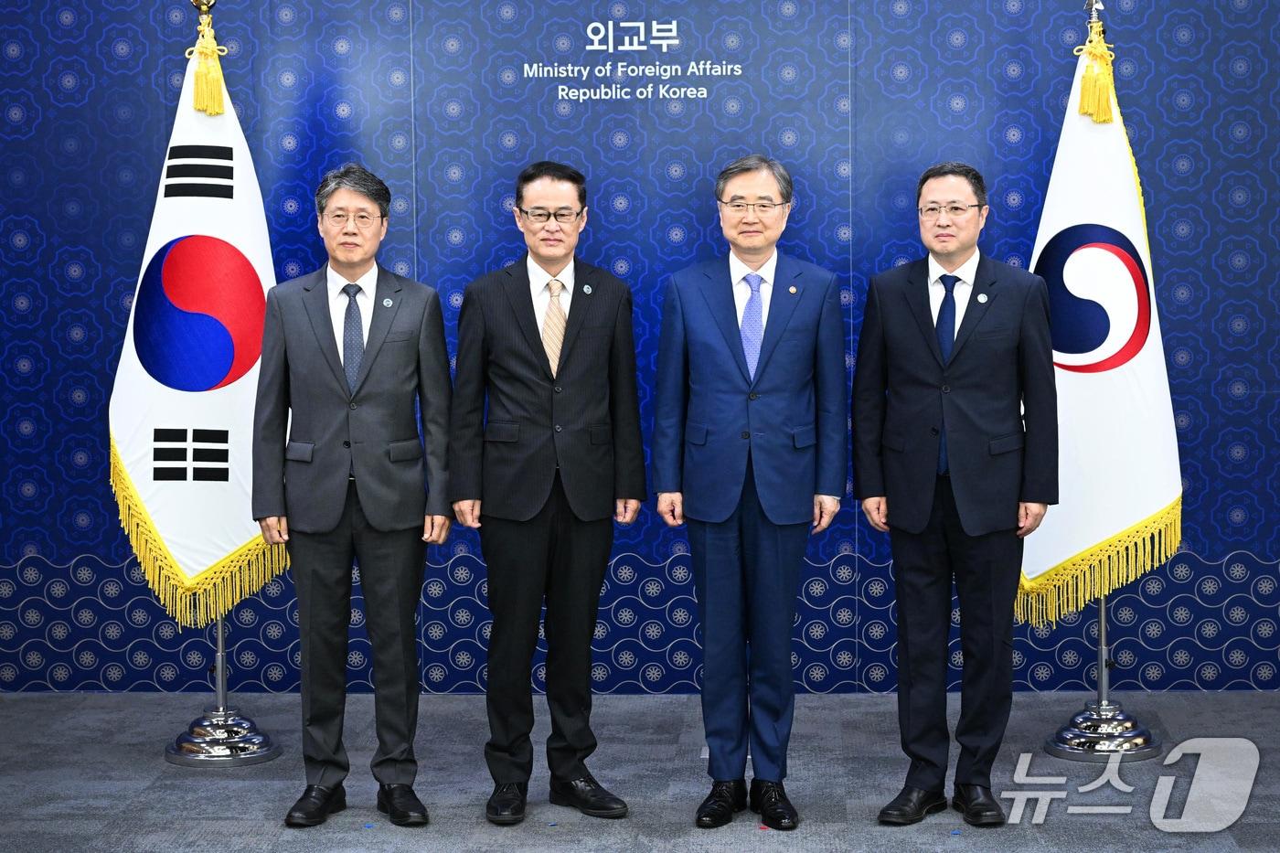 본문 이미지 - 왼쪽부터 김한규 한중일 3국협력사무국(TCS) 사무차장, 니시오카 타쓰시 사무총장, 조현 외교부 장관, 리징 사무차장. (사진=외교부)