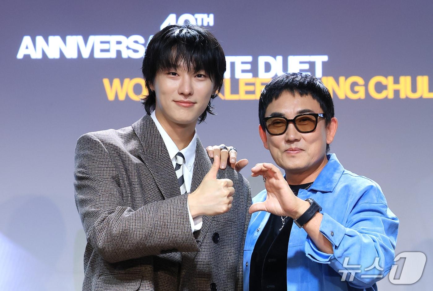 본문 이미지 - 가수 우즈와 이승철(오른쪽)이 29일 서울 용산구 현대카드 UNDERSTAGE에서 열린 이승철 데뷔 40주년 기념 앨범 ’우리만의 이야기‘ 음감회에서 포즈를 취하고 있다. 2026.9.29 ⓒ 뉴스1 권현진 기자