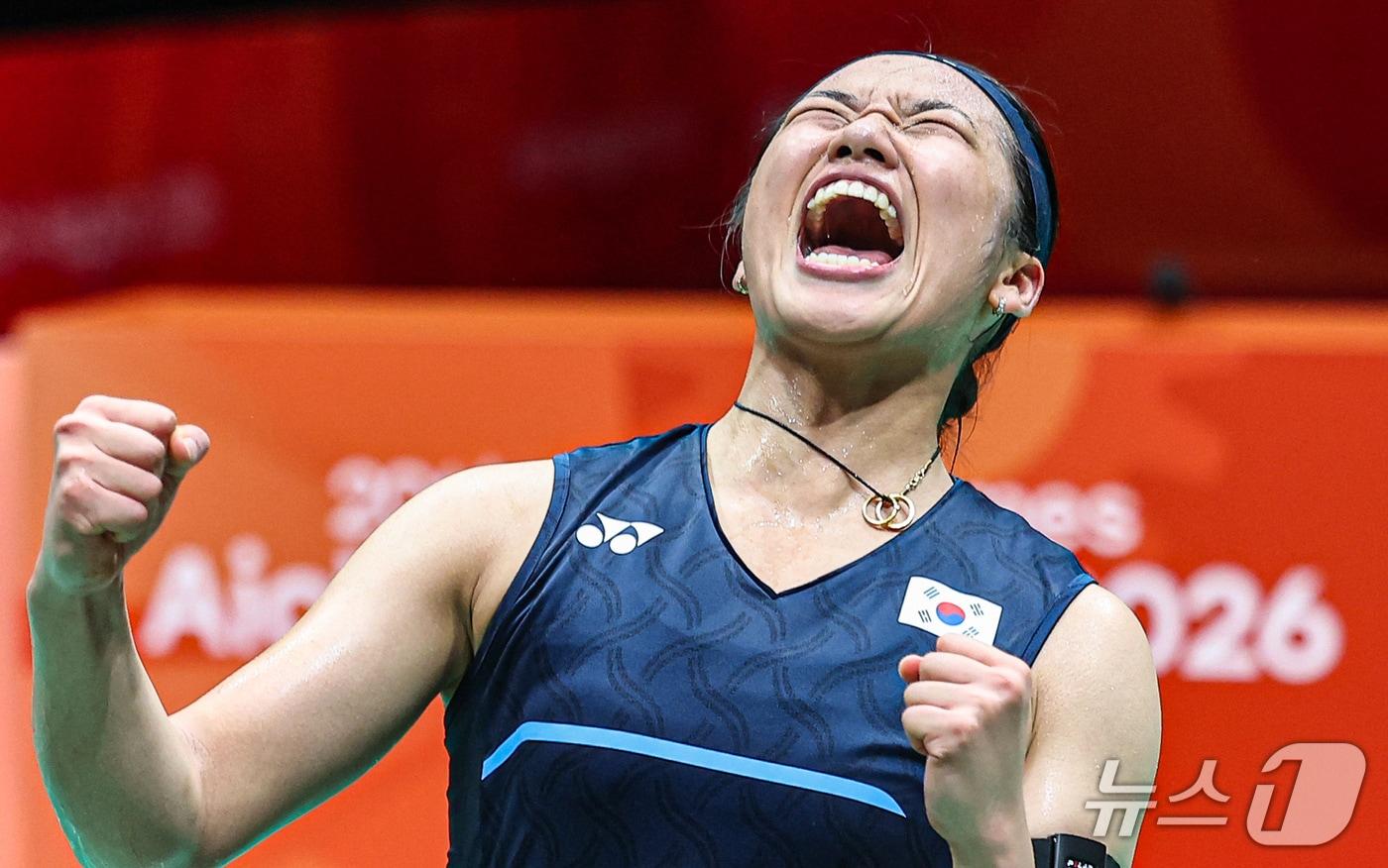 본문 이미지 - 대한민국 안세영이 29일 일본 이치노미야 시립체육관에서 열린 2026 아이치·나고야 아시안게임 배드민턴 여자 단식 결승전에서 일본의 야마구치 아카네를 꺾고 금메달을 확정 짓자 기뻐하고 있다. 2026.9.29 ⓒ 뉴스1 김도우 기자