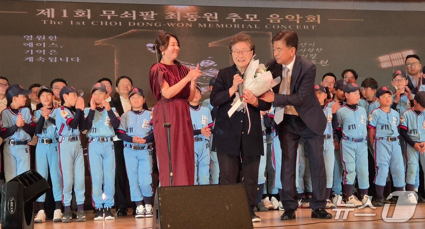 본문 이미지 - '제1회 추모음악회' 모습. (최동원기념사업회 제공. 재판매 및 DB금지)
