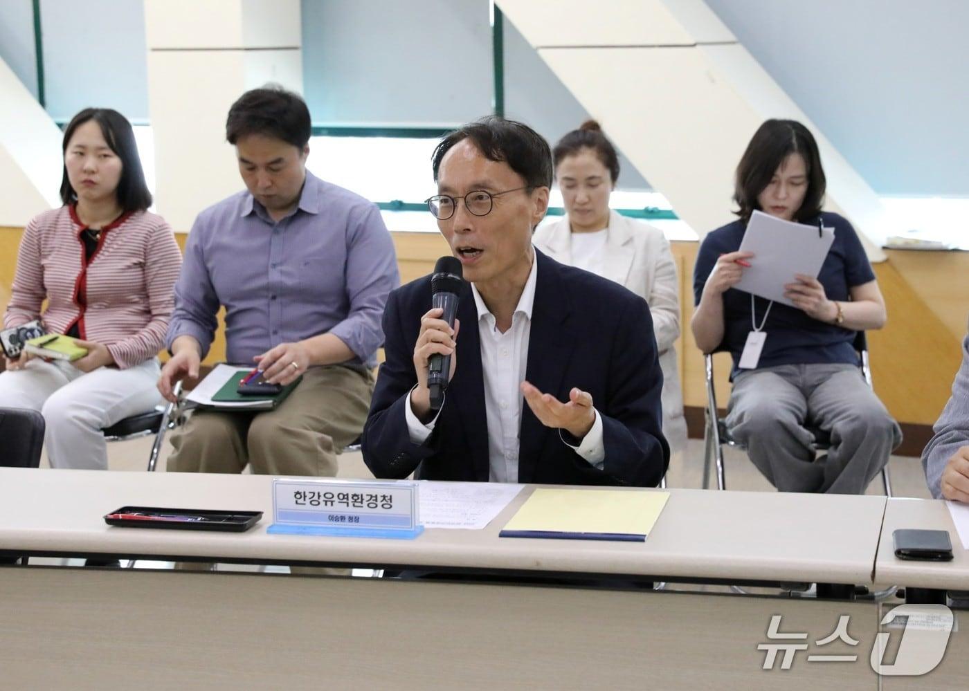 본문 이미지 - 이승환 한강청장이 29일 청사 대강당에서 열린 수도권 화학안전공동체 경영진 간담회에서 인사말을 하고 있다.(한강청 제공)
