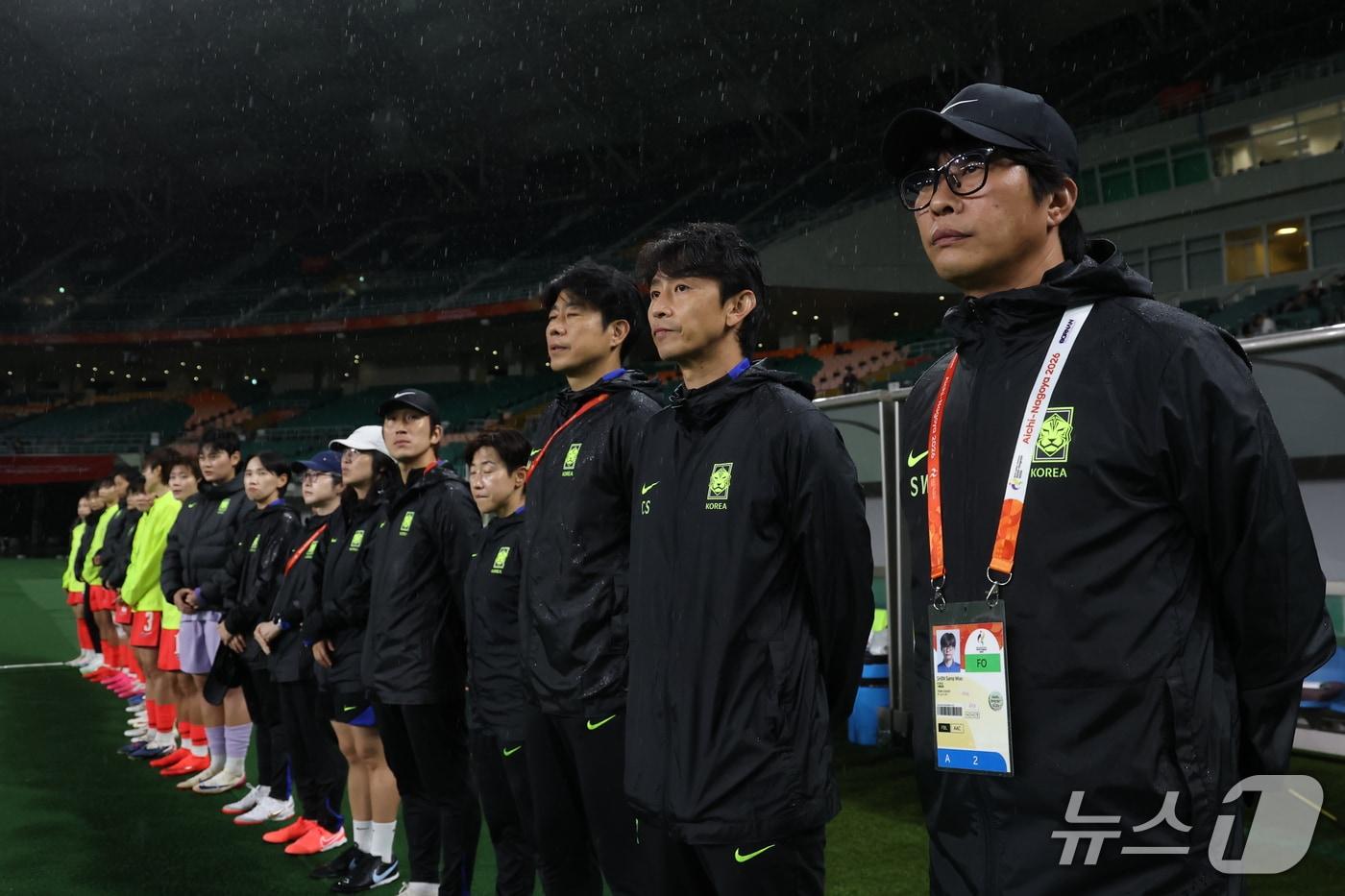 본문 이미지 - 29일 오후 일본 시즈오카 스타디움 에코파에서 열린 2026 아이치·나고야 아시안게임 여자축구 4강전 대한민국과 일본의 경기, 경기 시작 앞서 신상우 감독을 비롯한 대한민국 코치진이 도열하고 있다. 2026.9.29 ⓒ 뉴스1 김민지 기자