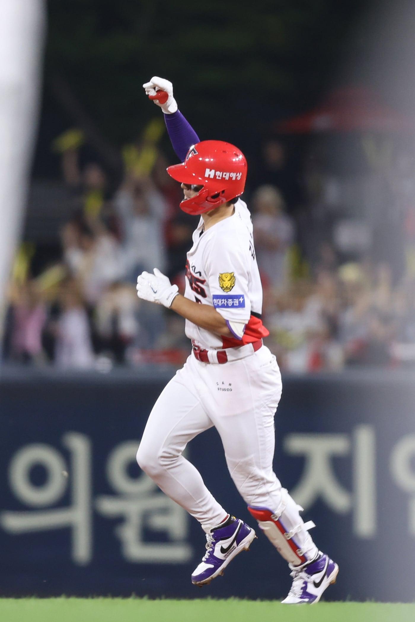 본문 이미지 - KIA 타이거즈 김도영이 29일 광주 기아 챔피언스필드에서 열린 2026 신한 SOL KBO리그 KT 위즈전에서 1회 2점홈런을 친 뒤 그라운드를 돌고 있다. (KIA 제공. 재판매 및 DB 금지)
