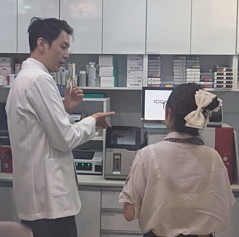 본문 이미지 - 장봉환 굿모닝펫동물병원 원장이 중국 루이첸 동물병원 그룹 소속 수의사에게 병원 운영 방식을 소개하고 있다(병원 제공). ⓒ 뉴스1